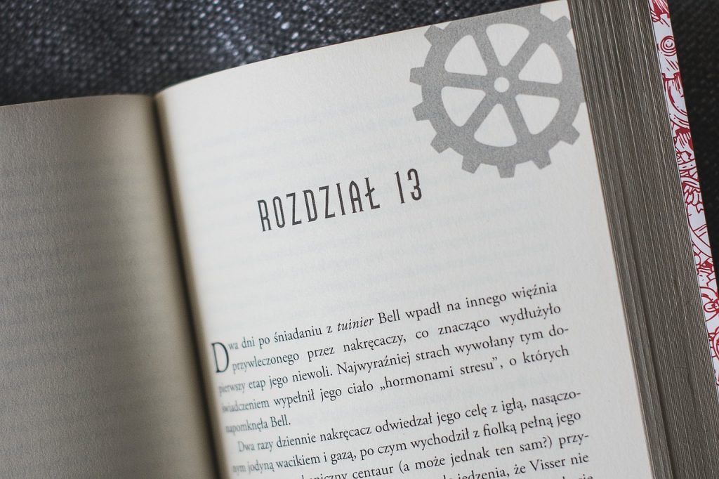 Stosy kolorowych książek reprezentujące różne gatunki literackie.