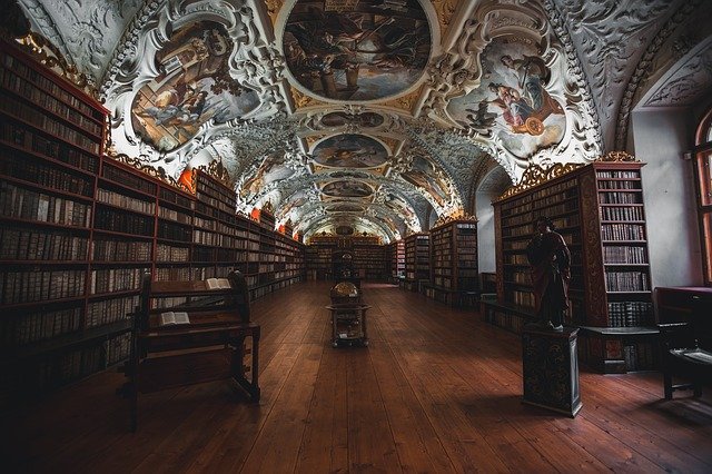 Odkrywanie zapomnianych klasyków literatury Zbliżenie na grzbiety starych książek w skórzanych oprawach.