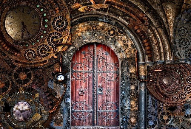 Planowanie wizyty w bibliotece krok po kroku Mechaniczne serce w stylu steampunk leżące na otwartej książce.